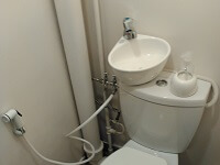 Mini kit lave-mains pour WC gain de place WiCi Mini - Monsieur et Madame L (60) - 1 sur 3